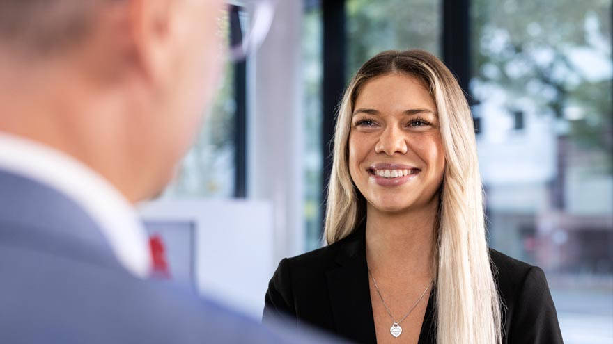 Eine Business Frau unterhält sich über Zeitarbeit Jobs