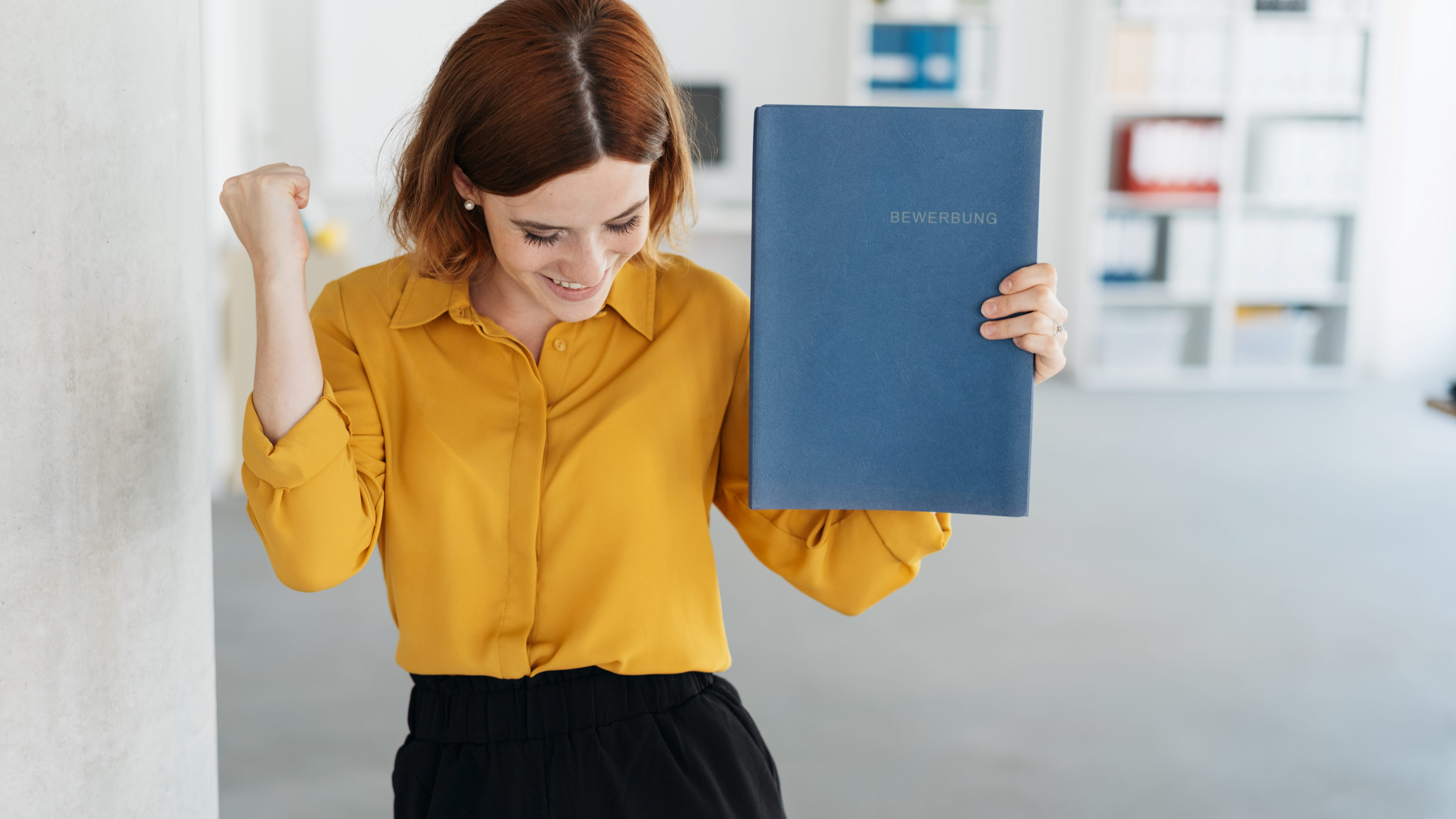 Eine Frau freut sich über die Aufnahme ins Trainee Programm  