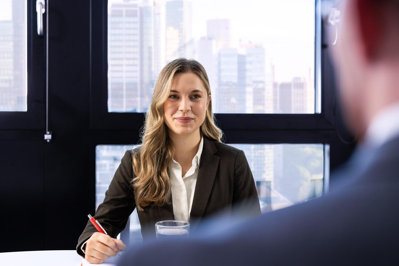 Eine Business Frau vermittelt einen Bewerber