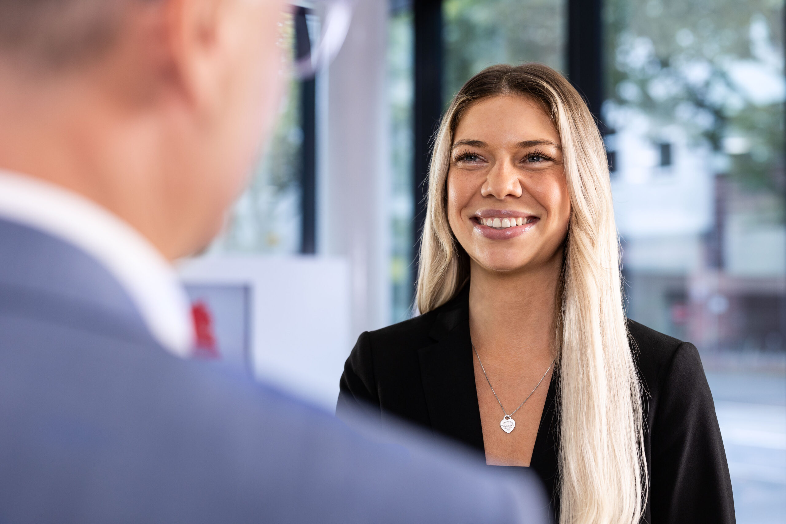 AF_Foyer_Begruessung_close_RGB_72dpi-scaled