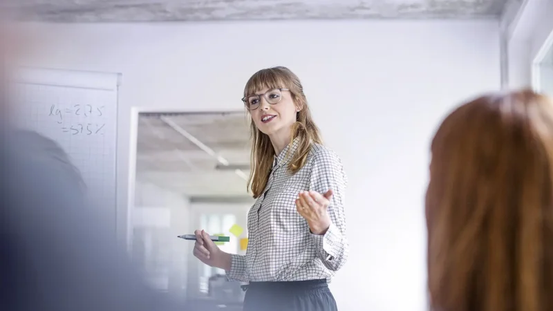 Businessfrau-haelt-Vortrag_Luis-Alvarez