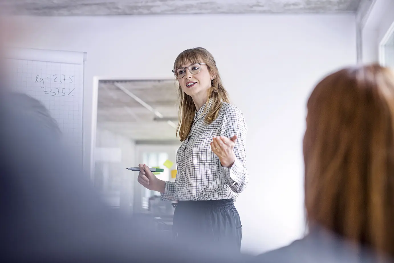 Businessfrau-haelt-Vortrag_Luis-Alvarez