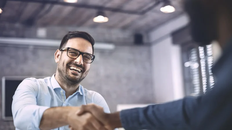 Businessmann-Handshake_djile