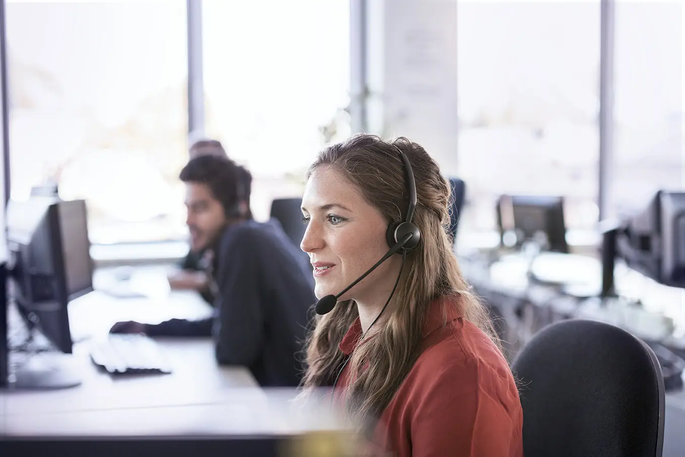 Mitarbeiterin-im-Kundenservice-im-Gespraech_Luis-Alvarez