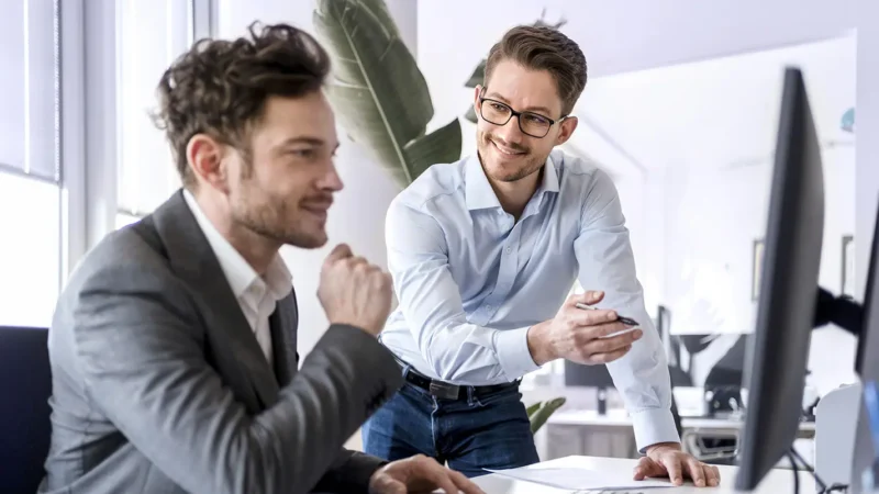 Zwei-Business-Kollegen-in-Besprechung_Daniel-Ingold