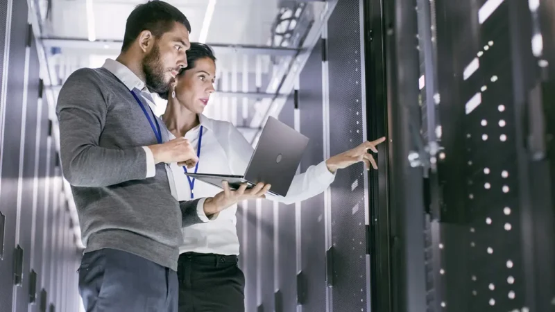 Zwei-IT-Kollegen-in-Serverraum_Gorodenkoff-Productions-OU