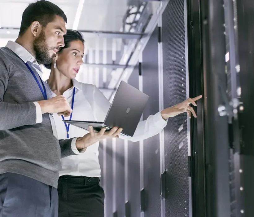 Zwei-IT-Kollegen-in-Serverraum_Gorodenkoff-Productions-OU