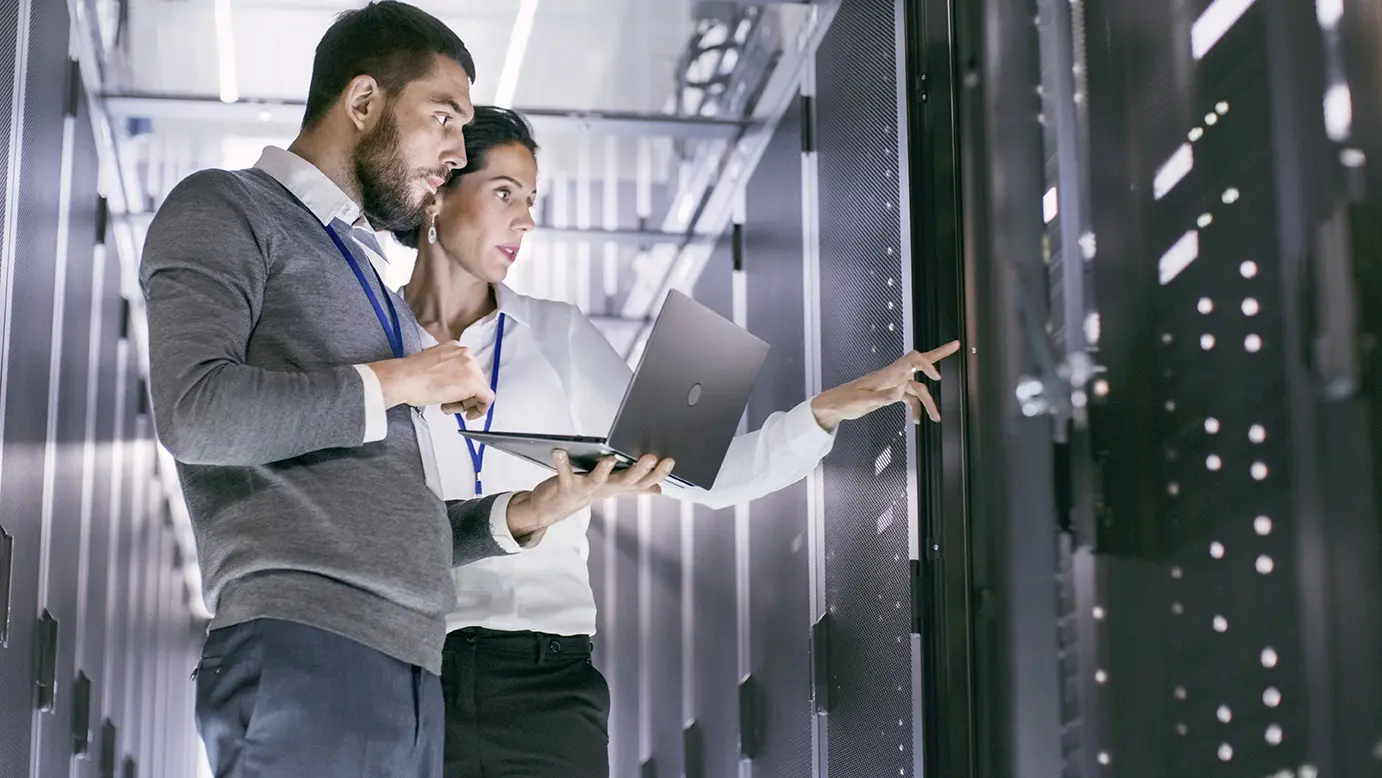 Zwei-IT-Kollegen-in-Serverraum_Gorodenkoff-Productions-OU