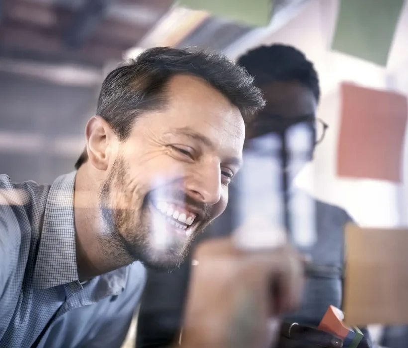 Zwei-Kollegen-brainstormen-mit-Post-its_Luis-Alvarez