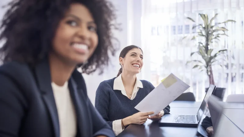 Zwei-Kolleginnen-im-Buero_Luis-Alvarez